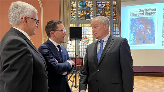 Smalltalk am Rande der Feierstunde: Kulturminister Falko Mohrs (Mitte) im Gespräch mit Michael Roesberg (links) und Dr. Hans-Eckhard Dannenberg vom Landschaftsverband Stade.