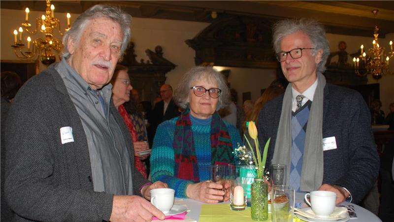 Smalltalk beim Neujahrsempfang: Preisträger Michael Bayer (links) im Gespräch mit Dr. Ingeborg Carmesin und Dr. Hans-Otto Carmesin.
