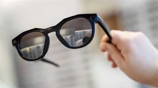 Smart Glasses sollen nach dem Willen der rot-grünen Koalition in Hamburg sowie der Linken aus Teilen des öffentlichen Lebens verbannt werden. (Archivbild)