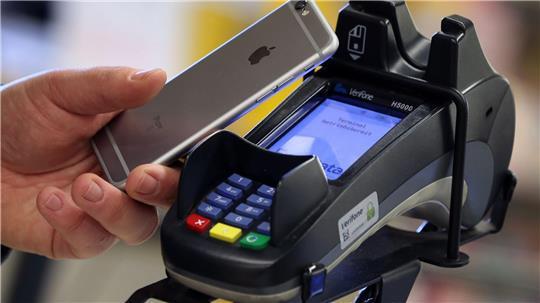 Smartphone oder Karte statt Schein und Münze: Viele bevorzugen bargeldlose Bezahlmethoden (Symbolbild)
