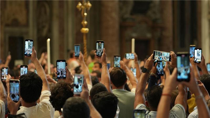 Smartphones auf den Papst: Leo XIV. beim Jubiläums des Sports im Petersdom