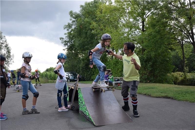 Tipps vom Profi: Erwachsene und Kinder fahren Skateboard Smila Koch (10) fährt die Rampe herunter. Die Hilfestellung von Volker Lux braucht sie an dieser Stelle gar nicht. Fotos: Battmer