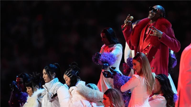 Snoop Dogg (r) tritt während der Halbzeitpause auf.