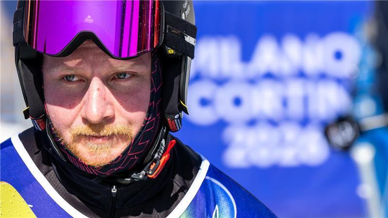 Snowboarder Christian Schmiedt trägt bei der Abschlussfeier die deutsche Fahne. (Archivbild)