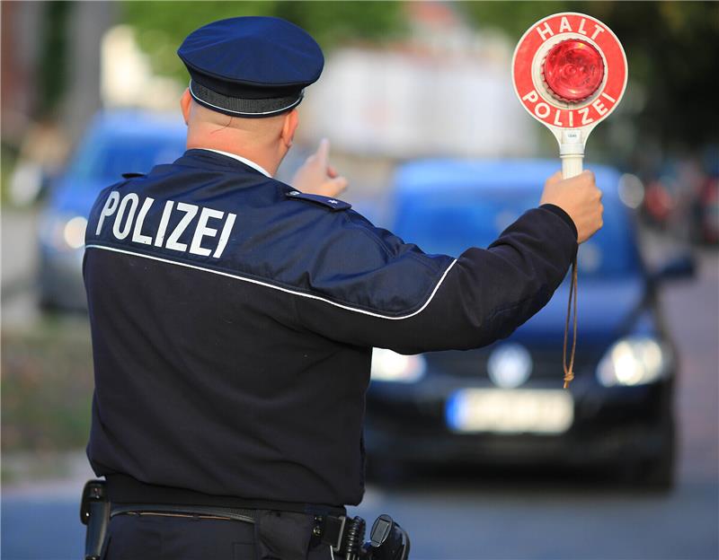 So verhalten Sie sich richtig bei einer Polizeikontrolle So, bitte mal rechts ranfahren: Auch bei einer normalen Verkehrskontrolle fühlen sich manche unwohl - wie verhalten sich Autofahrerinnen und Autofahrer richtig? Foto: Peter Gercke/dpa/dpa-tmn