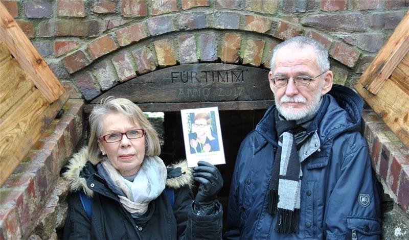 So bleibt die Erinnerung an Timm lebendig: Helga und Gerhard Kopke vor der Inschrift am Eingang des Feldsteinkellers in Bliedersdorf.