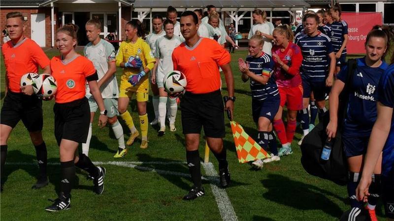 So ein Schiedsrichteraufgebot gibt es im Frauenfußball nur, wenn Bundesligavereine in der Region spielen. Wie hier die Frauen des SV Werder Bremen gegen die Zweitliga-Mannschaft der HSV-Frauen.