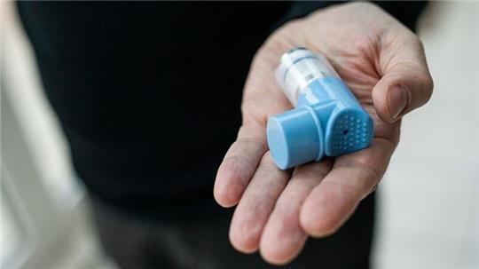 So ein Spray haben die meisten Asthmatiker immer dabei. (Archivbild)