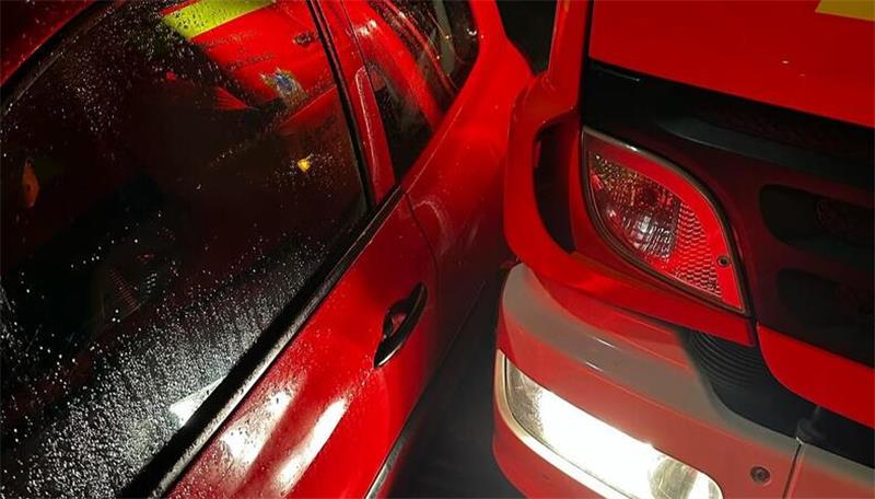 Falschparker behindern Feuerwehr nach Einsatz in Stade So eng war es an der Durchfahrtsstelle.