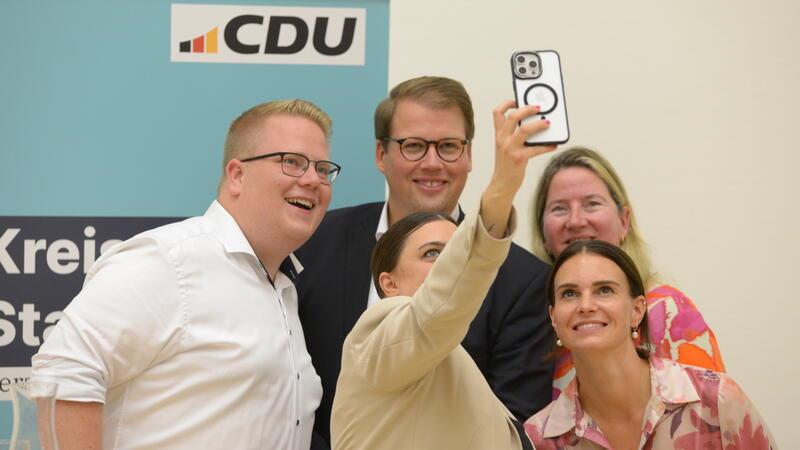 So entstand das Kandidaten-Selfie: Sabrina Klapper und ihre Mitbewerber.
