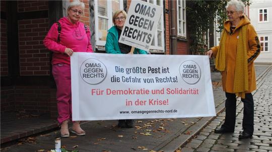 So erinnerten die Omas gegen Rechts vor einem Jahr am 9. November an die Reichspogromnacht. Foto: Hußendörfer