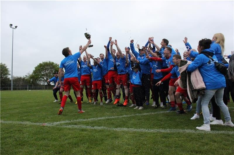 So feierte der letzte Pokalsieger: 2019 holte Drochtersens vierte Mannschaft den Titel. Foto: Bröhan