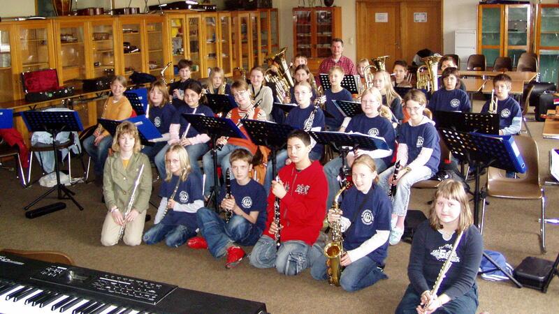 So fing es an: Ulrich Fragel (hinten) und seine Bläserklasse 2006 im alten Musikraum.
