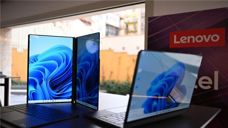 So geht es auch: Die beiden Bildschirme per Magnetfunktion nebeneinander gestellt.