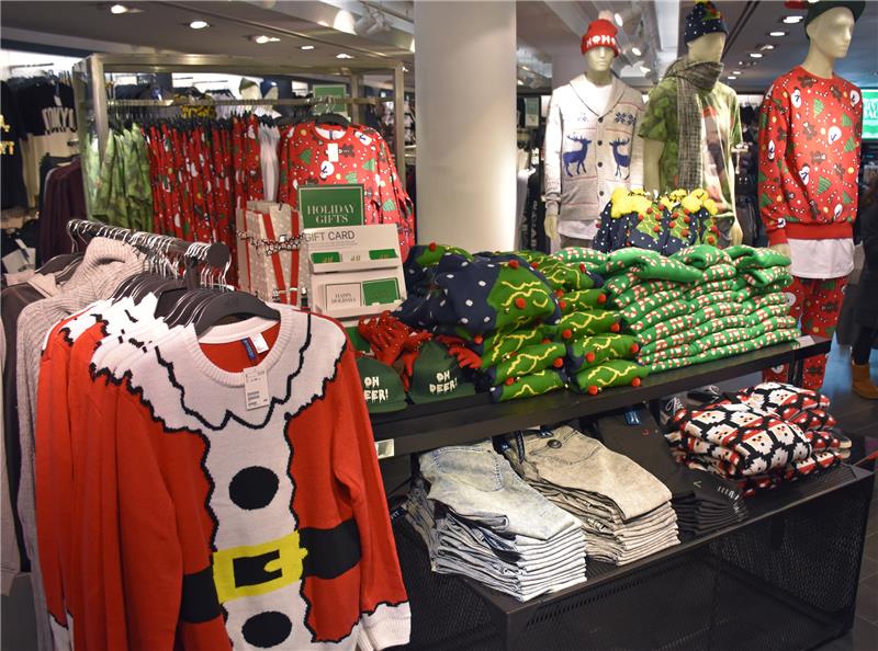So genannte "Ugly Christmas Sweater" (hässliche Weihnachtspullover). Foto: dpa.