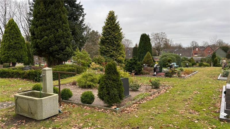 Nie wieder Wildwuchs: Bliedersdorfer geben Friedhof an Samtgemeinde ab So gepflegt sah es hier nicht immer aus: Die ehrenamtlichen Helfer haben tüchtig mit angepackt.