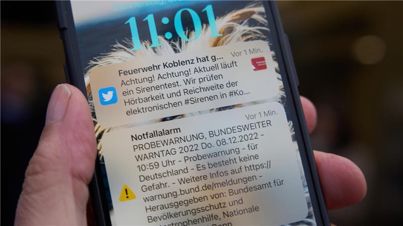 Eine Cell-Broadcast-Botschaft ist am allgemeinen Warntag, 08.12.2022, kurz nach 11.00 Uhr auf dem Display eines Smartphones zu sehen.