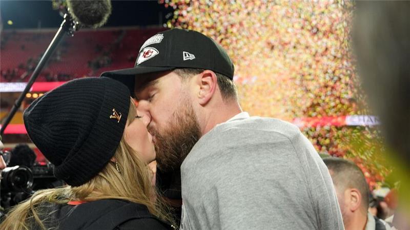 So gratuliert Taylor Swift ihrem Footballer Travis Kelce zum Gewinn der Meisterschaft.