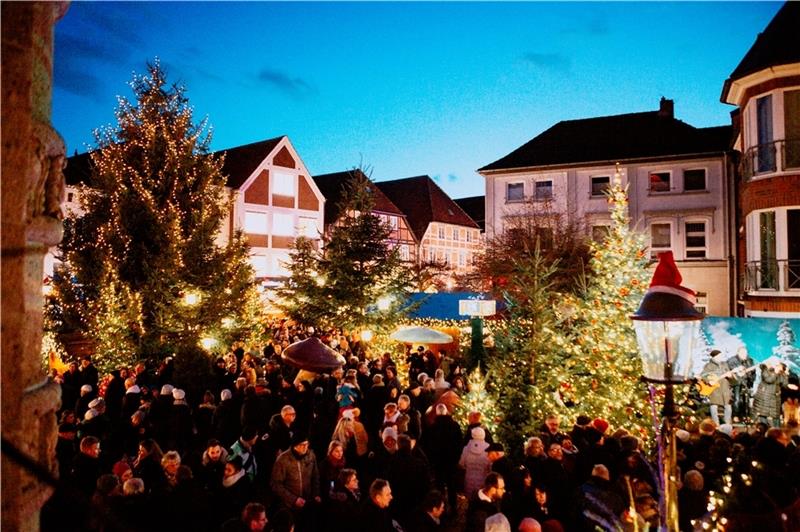 So hell erleuchtet sah es in der Buxtehuder Altstadt zuletzt 2019 aus. Drei Jahre später findet das Wintermärchen wieder an seinem ursprünglichen Platz statt. Foto: madebyline