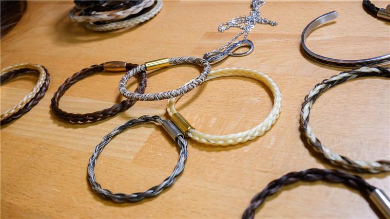 Schmuck aus Pferdehaar - Peinerin fertigt emotionale Kunst So individuell wie die Haare der Tiere sind auch die Armbänder und Schmuckstücke.