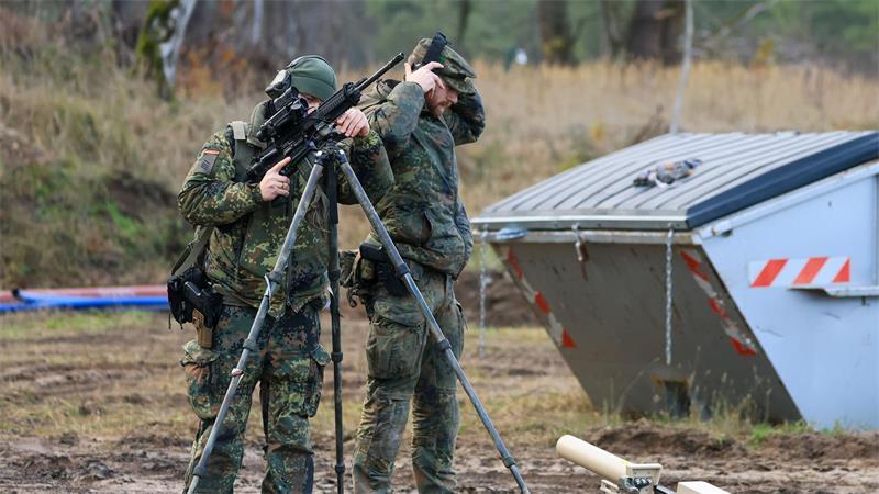 So kann Drohnenabwehr aussehen: Hier bringen sich Soldaten nach einer Drohnensichtung in Stellung. (Archivbild)