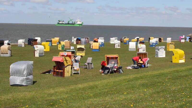 So kennen Einheimische und Gäste den Grünstrand in Cuxhaven im Sommer. Doch in diesem Jahr wird der Strandkorb-Saisonstart in der Grimmershörnbucht verschoben.