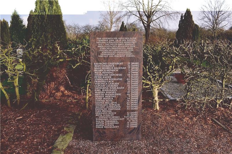 So könnte die neue Stele auf dem Waldfriedhof in Horneburg aussehen. Die Gemeinde Jork hat diese Stele für NS-Opfer, unterstützt von der St. Matthias-Gemeinde und dem Kulturverein, im Jahr 2019 in der Kommune aufgestellt. Foto: Vasel
