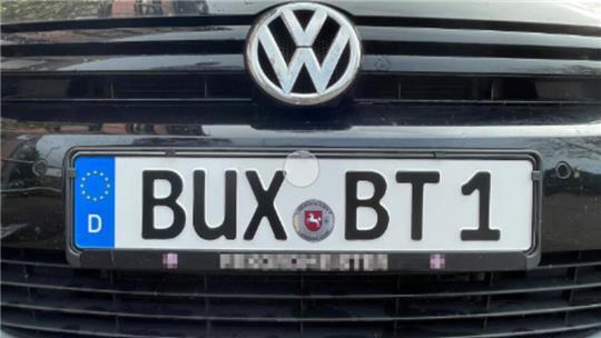 So könnte ein Kennzeichen für Buxtehude aussehen. Das Landkreis-Siegel wurde per Photoshop montiert.