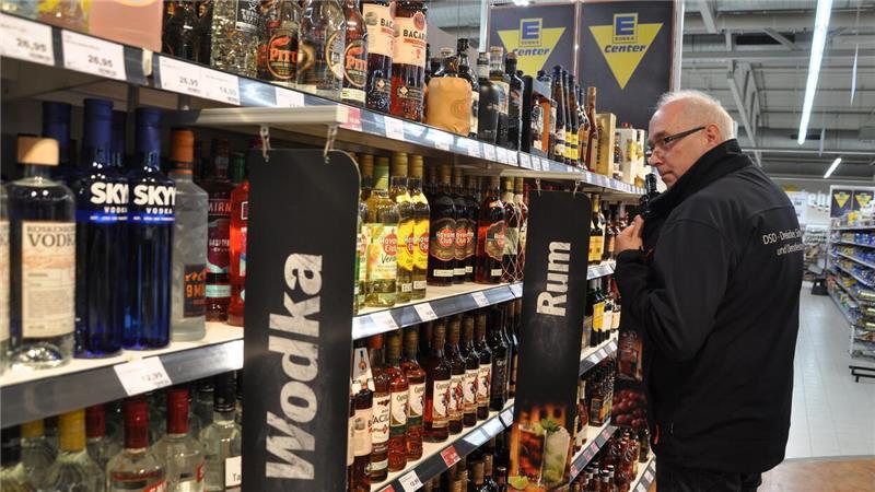 So könnte es gehen: Die Flasche verschwindet im Anorak. Das Bild ist gestellt. Es zeigt Matthias Dreiucker, Chef einer großen Detektei und Sicherheitsfirma. Foto: Heilscher