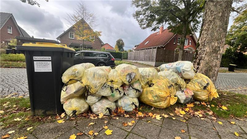 Darum bleiben Gelbe Säcke in Buxtehude eine Woche lang liegen So lagen die Gelben Säcke im Buxtehuder Süden eine Woche lang an der Straße.