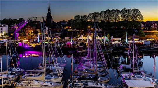 So lauschig kann es zugehen am Stader Stadthafen, wenn das Craftbeer- und Gourmetfestival stattfindet. Auch Segler wissen das zu schätzen.
