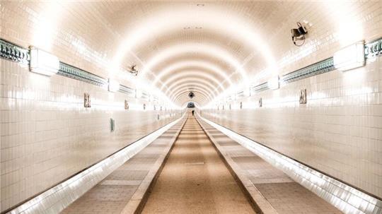 So leer ist es derzeit im Alten Elbtunnel, denn dort wird saniert. (Archivbild)