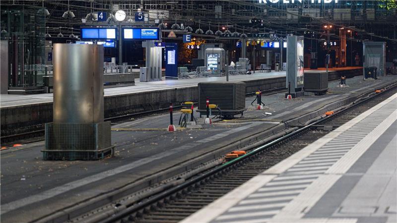 So leer wie zuletzt im Corona-Lockdown: Der Kölner Hauptbahnhof während der Sperrung. (Archivbild)