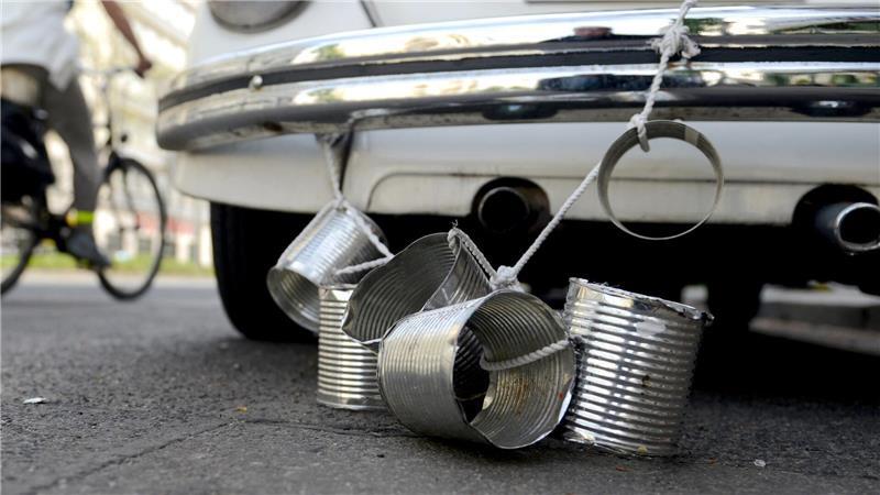 Hochzeit oder WM-Sieg: Autokorsos beschäftigen Polizei in der Region So machen viele gerne auf ihren glücklichsten Tag aufmerksam: mit hinten am Auto angehängten Blechdosen. Sie sollten aber während der Fahrt nicht abfallen und Verkehr gefährden.