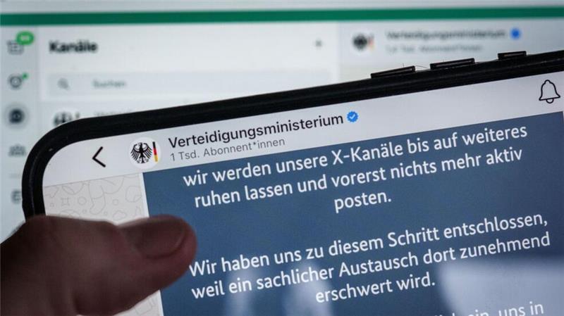 Umfrage: Mehrheit wünscht sich Kontrolle in sozialen Medien So mancher zog sich bereits zurück - wie sich die X-Nutzerzahlen langfristig entwickeln, ist unklar. (Archivbild)