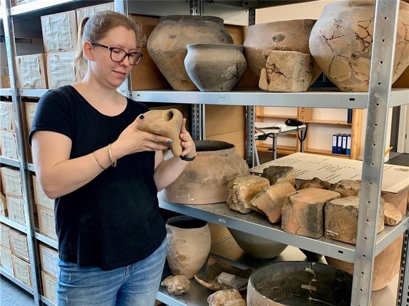 Buxtehuder Stadtarchäologin lüftet Geheimnisse um kuriose Funde So manches Fundstück gibt Rätsel auf und lässt Stadtarchäologin Casha Ipach auf eine spannende Spurensuche gehen. Foto: Buxtehude Museum