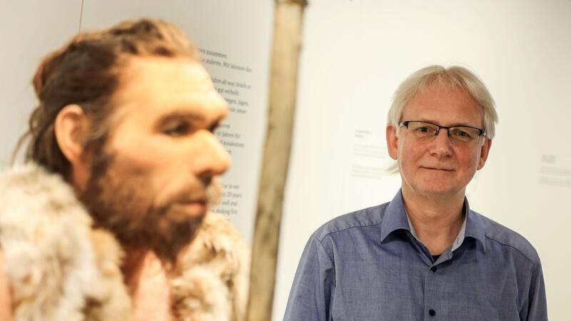 So muss er ausgesehen haben: Experte Ralf W. Schmitz vor einer Nachbildung des 1856 entdeckten Neandertalers.