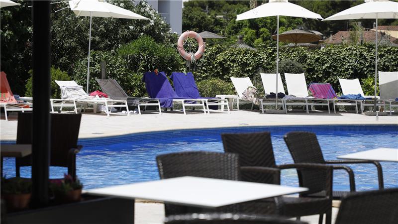 So nicht: Viele Hotels haben inzwischen Regeln eingeführt, die das Reservieren von Liegen mit Handtüchern verbieten.