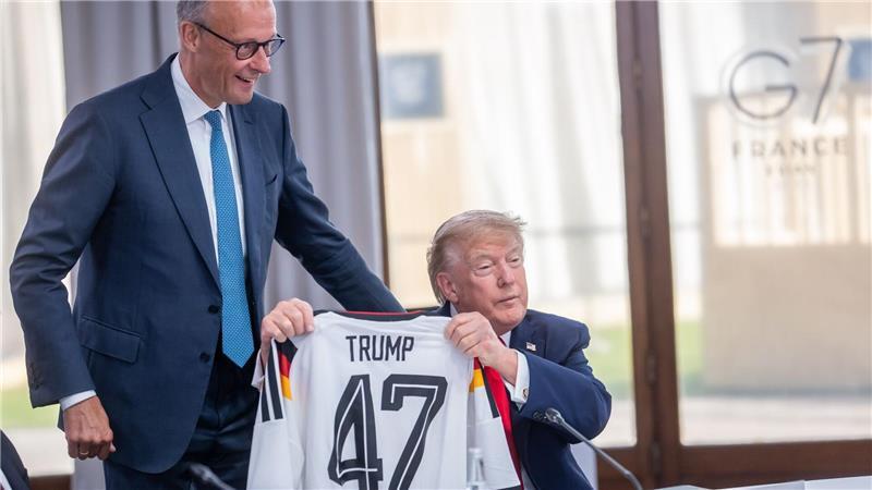 So richtig happy ist Trump mit seinem Geschenk offensichtlich nicht.