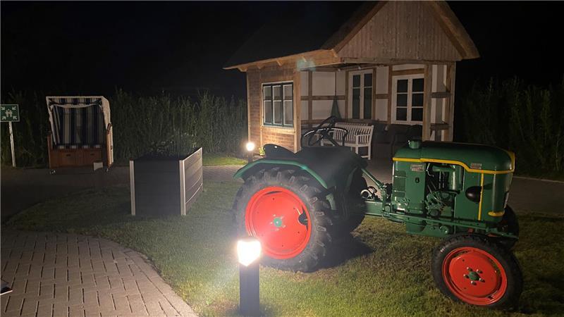 Von Glitzersteinen und flotten Sprüchen: Nachtwache im Seniorenheim So ruhig gehen die Nächte nicht immer an dem alten Trecker vorbei. Manchmal bekommt er noch vor dem ersten Vogelgezwitscher Besuch.