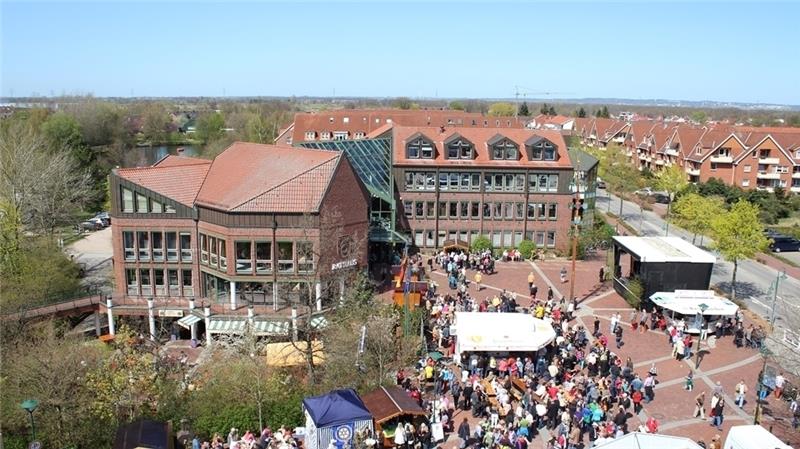 So sah das Maifest rund ums Rathaus in den vergangenen Jahren von oben aus. In diesem Jahr wird das Familienzentrum mit eingebunden. Foto RCNW