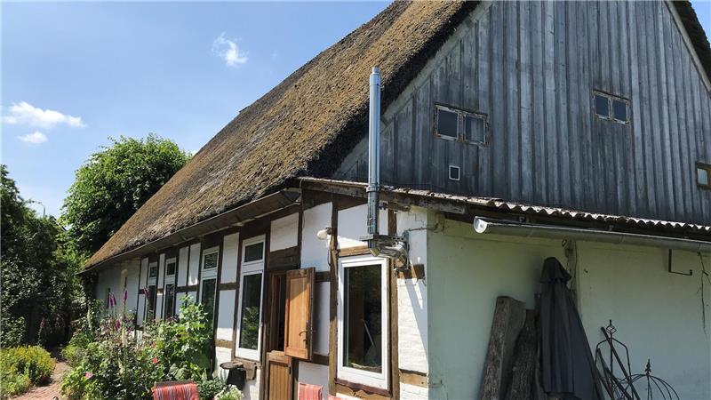 Ehemalige Barnkruger Gaststätte schmückt jetzt ein neues Reetdach So sah das Reetdachhaus vor der Sanierung aus.