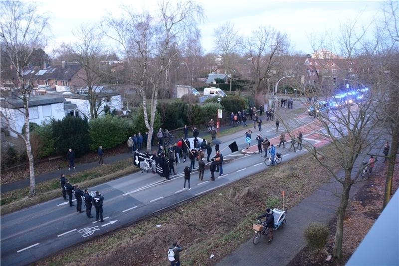So sah das am Sonnabend in Buxtehudes Süden aus: 27 Demonstranten, mehr Beobachter am Rande und viele Polizisten im Vorder- und Hintergrund. Fotos: Beneke, Stephan