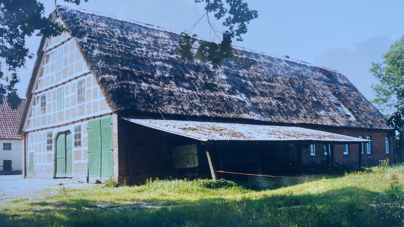 Alte Gemäuer: So lebt es sich im sanierten Bauernhaus Auf diesem alten Foto hat das denkmalgeschützte Bauernhaus noch die beiden alten gürnen Stalltore und keinerlei Gauben im Reetdach.