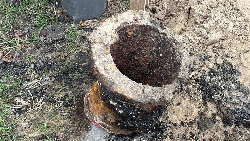 Schlechte Nachrichten für Pendler: Ortsdurchfahrt Cranz ein halbes Jahr gesperrt So sah das gebrochene Trinkwasserrohr von 1955 in Neuenfelde aus.