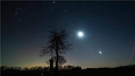 So sah der Abendhimmel Anfang März aus: Links der Jupiter, in der Mitte der Mond und rechts die Venus. (Archivbild)