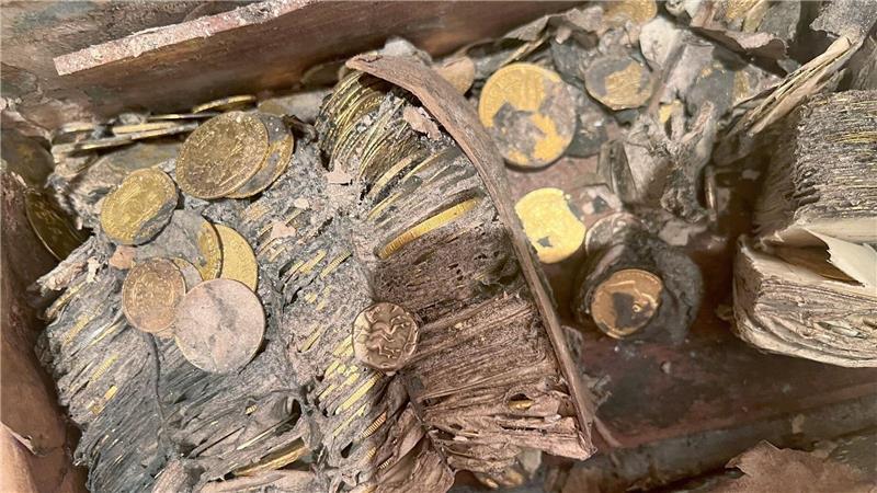 So sah der Münzschatz aus, als er aus der Erde geholt wurde.