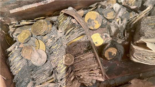 So sah der Münzschatz aus, als er aus der Erde geholt wurde.