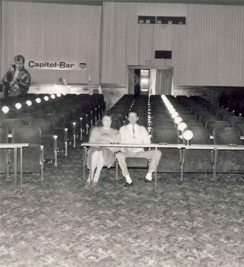 Vorhang auf für das kultige Kino So sah der Saal in den 1970ern aus: Ingrid und Fred Wagner in der ersten Reihe. Davor fanden Tanzveranstaltungen statt. Foto: privat