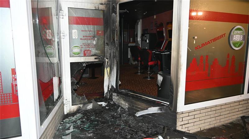 Nächtliches Feuer vor Stader Spielothek - Feuerwehr evakuiert Nachbarn So sah der zerstörte Eingangsbereich der Spielothek nach den Löscharbeiten aus.